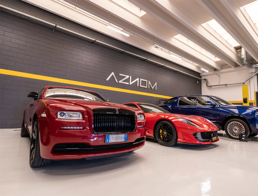 Mobili da officina e armadi da officina personalizzati di 3D Beta in mostra all'interno con AZNOM sullo sfondo