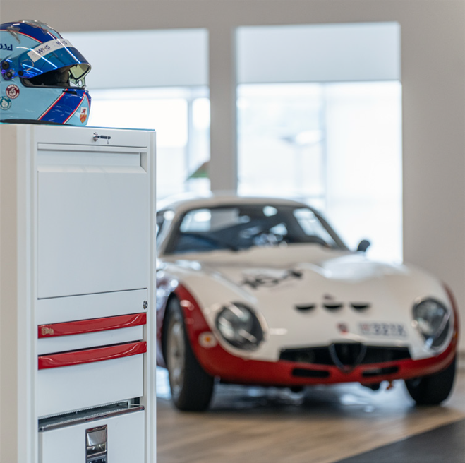 Mobili per officina in mostra con armadi Beta 3D in un ambiente professionale di officina automobilistica