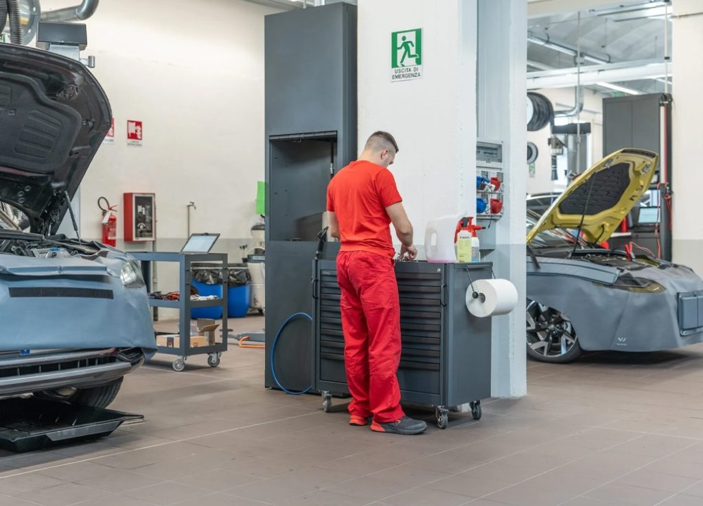 Mobili da officina 3D Armadi Beta e carrello porta attrezzi organizzati in un'officina meccanica professionale