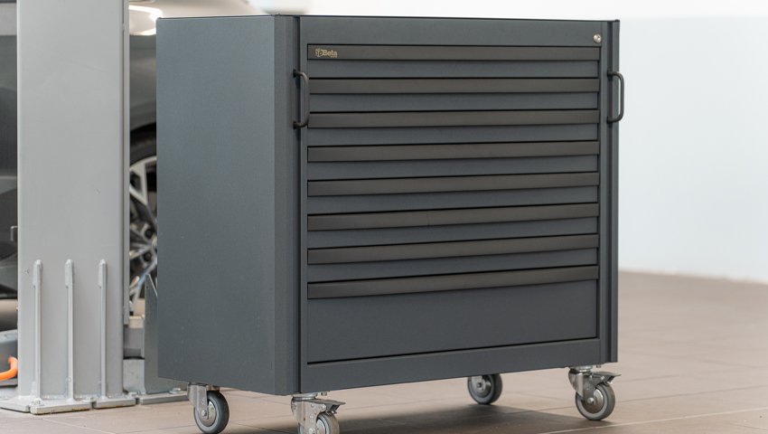 Mobili da officina con cassetti multipli per uno stoccaggio organizzato, ideali per armadi da officina personalizzati