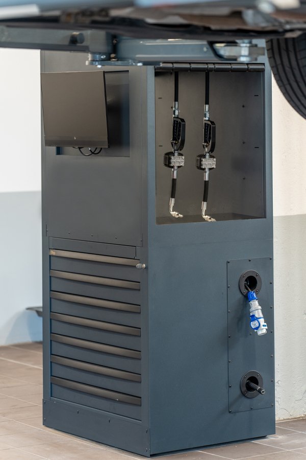 Mobili da officina per professionisti con una stazione di servizio in metallo di 3D Beta in uno spazio moderno
