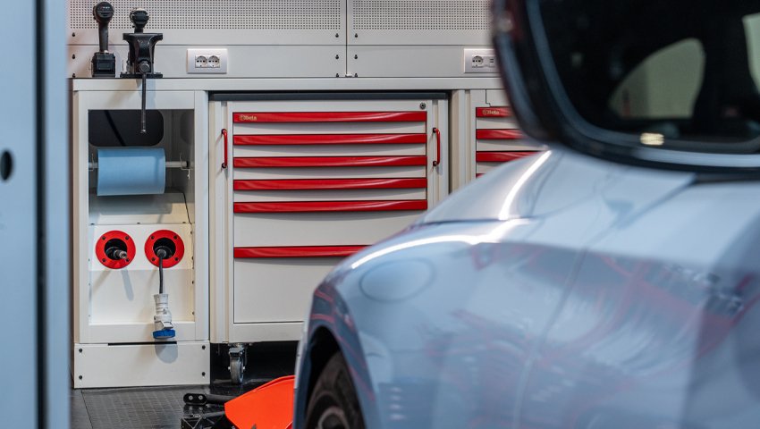 Mobili e armadi da officina di 3D Beta visibili in uno spazio di lavoro professionale presso l'Officina auto Biesse Racing
