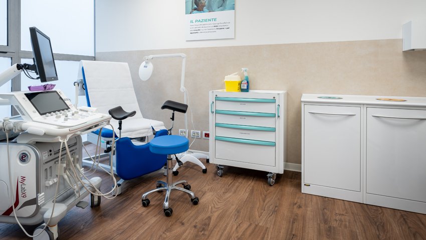 Mobili da officina di 3D Beta con monitor per sedie e armadietti di stoccaggio in una sala per visite mediche