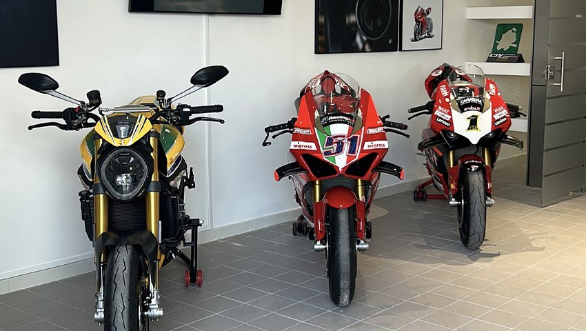 Mobili da officina e armadi da officina personalizzati, comprese le attrezzature del marchio 3D Beta in un'officina piastrellata