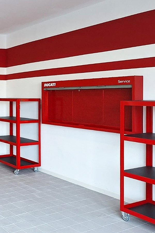 Mobili per officina e lavagna per attrezzi di 3D Beta nel garage di Moto Colucci Matera