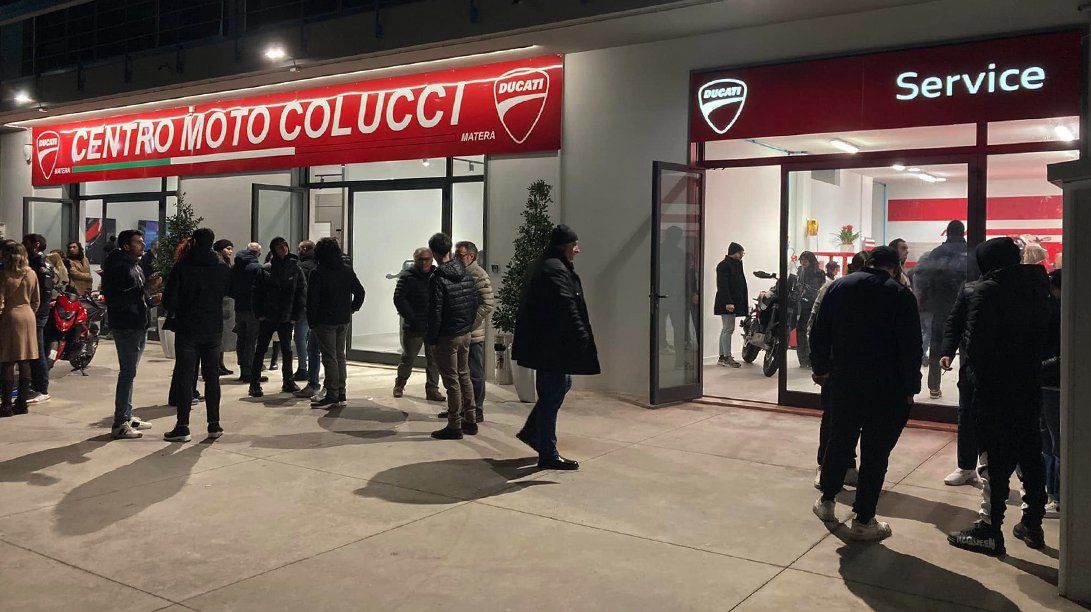 I mobili dell'officina si incontrano all'esterno dell'Officina moto Centro Moto Colucci Matera con gli armadi 3D Beta