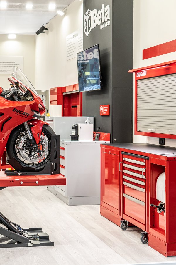 Mobili da officina di 3D Beta in un'officina moderna con armadi da officina personalizzati e pratici contenitori