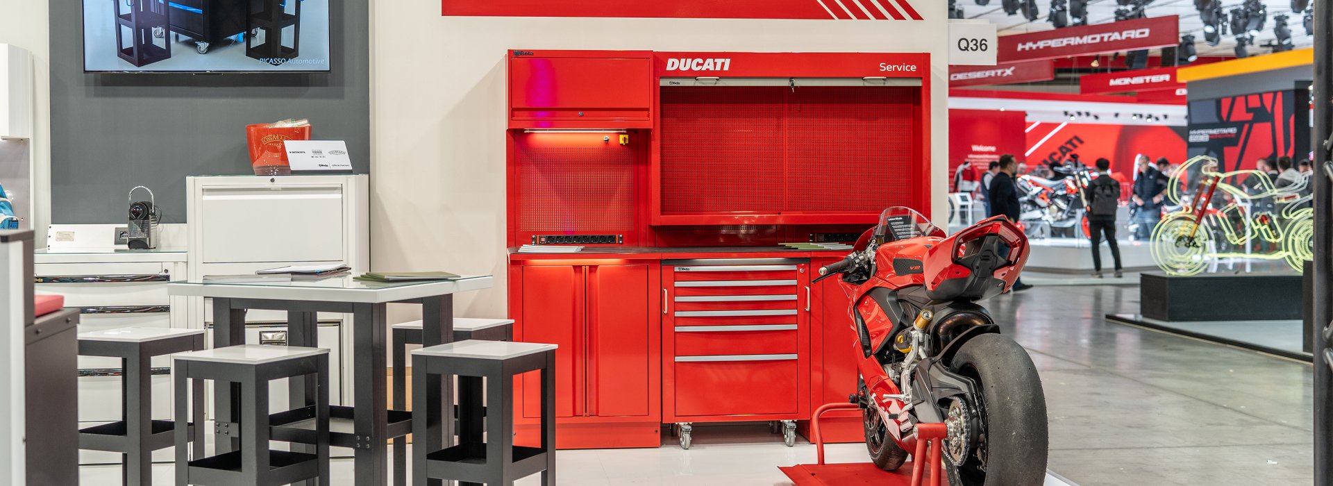 Mobili da officina e armadi da officina di 3D Beta in mostra a EICMA 2023 in un moderno showroom