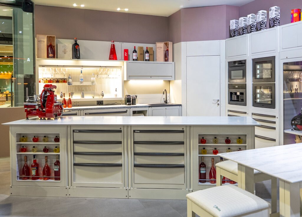 Mobili da officina di 3D Beta per spazi moderni con armadi da officina e accessori personalizzati