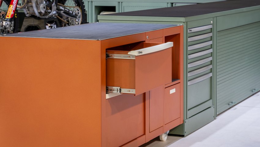 I mobili da officina di 3D Beta includono cassette per gli attrezzi e armadi per lo stoccaggio organizzato del garage a EICMA 2024