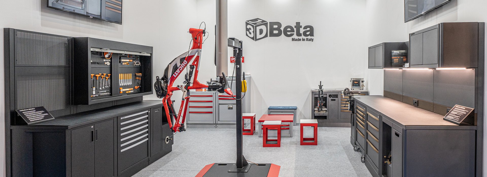 Mobili per officina 3D Beta in mostra a Eurobike 2023 con armadi e soluzioni di stoccaggio per officina personalizzate