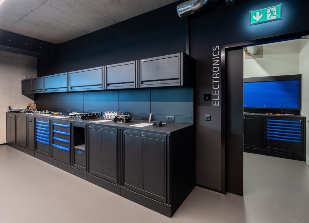 Mobili da officina Armadi da officina personalizzati e superfici robuste di 3D Beta per spazi di lavoro organizzati