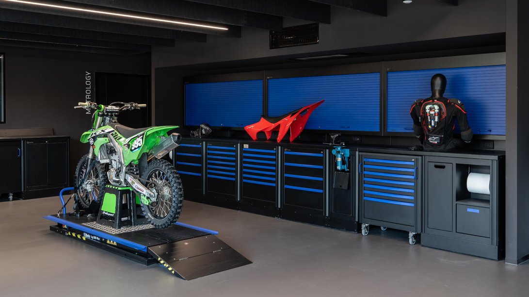 Mobili da officina in un garage moderno con armadi neri e cassetti blu da 3D Beta armadi da officina