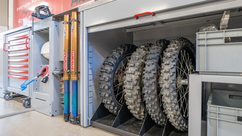 Mobili da officina e armadi da officina personalizzati in 3D Beta organizzati in un garage per moto ben attrezzato