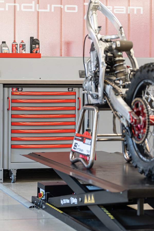 Mobili da officina mobili da officina personalizzati visti accanto a una cassettiera per attrezzi in un garage professionale