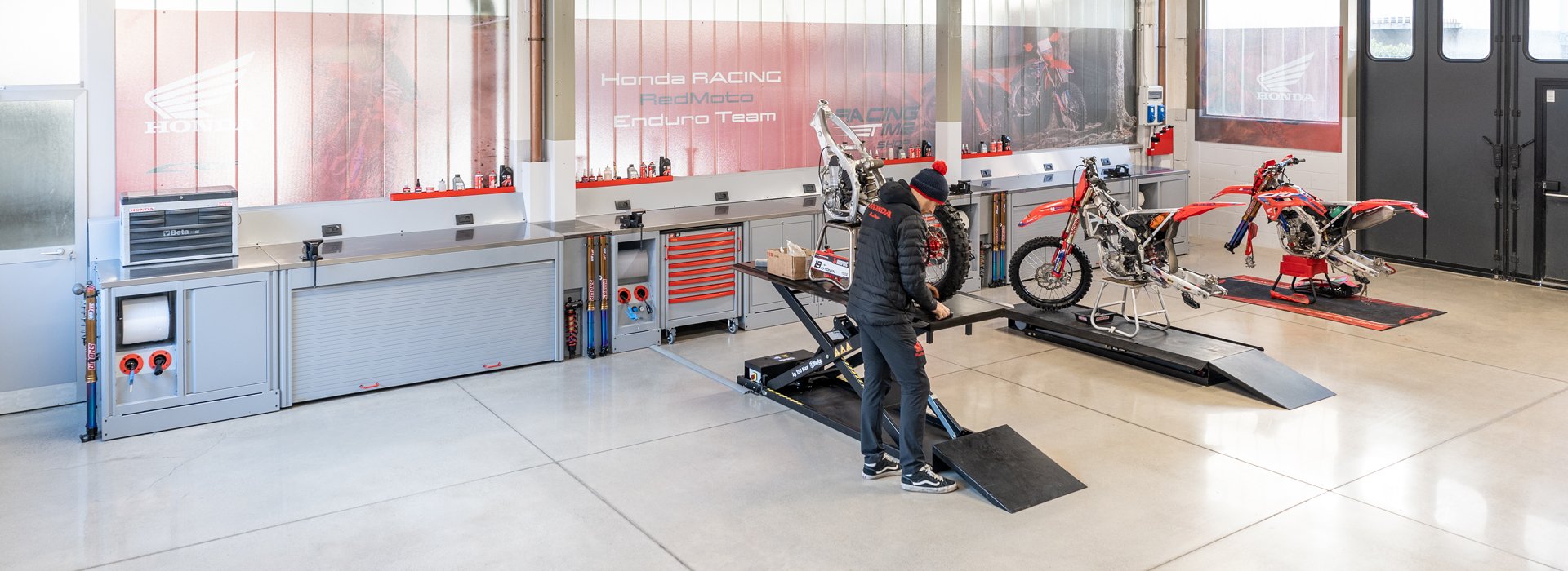 I mobili e gli armadi da officina di 3D Beta creano uno spazio di lavoro moderno e organizzato in questo garage Honda.