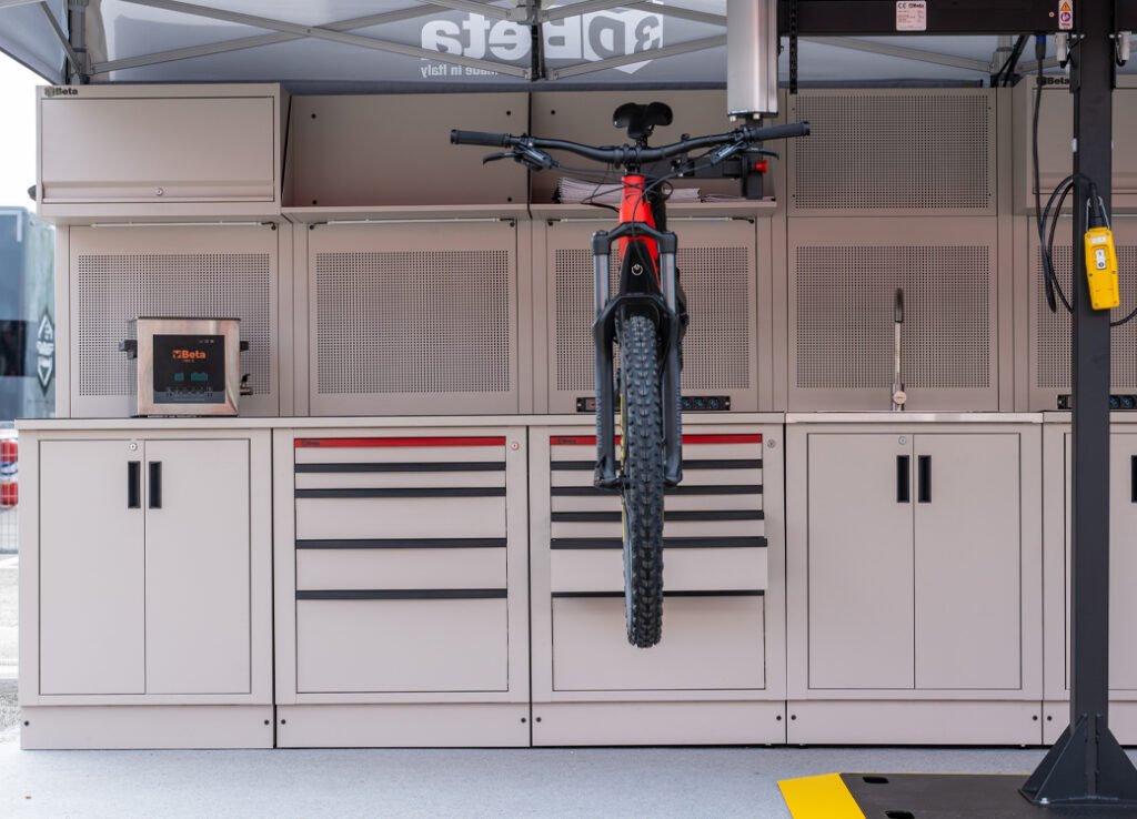 Workshop furniture workshop cabinets from 3D Beta with functional storage solutions in a modern workspace