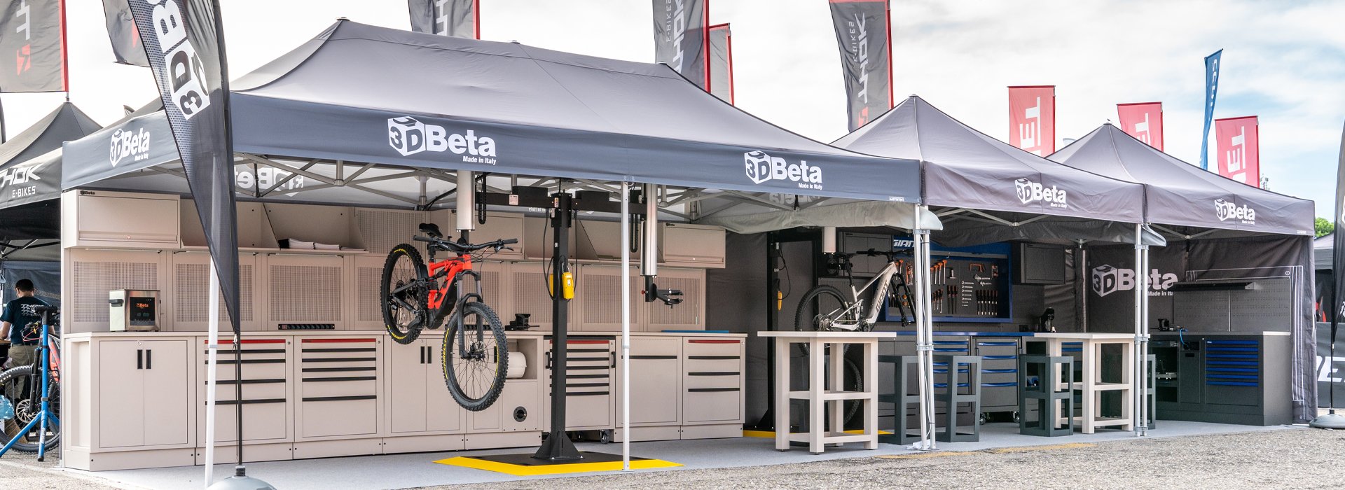Mobili da officina e armadi da officina personalizzati di 3D Beta in mostra con attrezzi e banchi all'Expo
