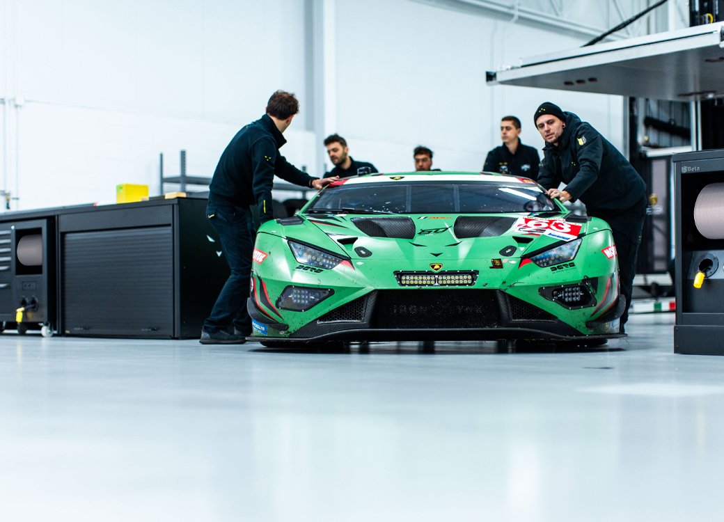 Mobili per officina di 3D Beta armadi per officina e soluzioni di stoccaggio in un garage moderno e luminoso