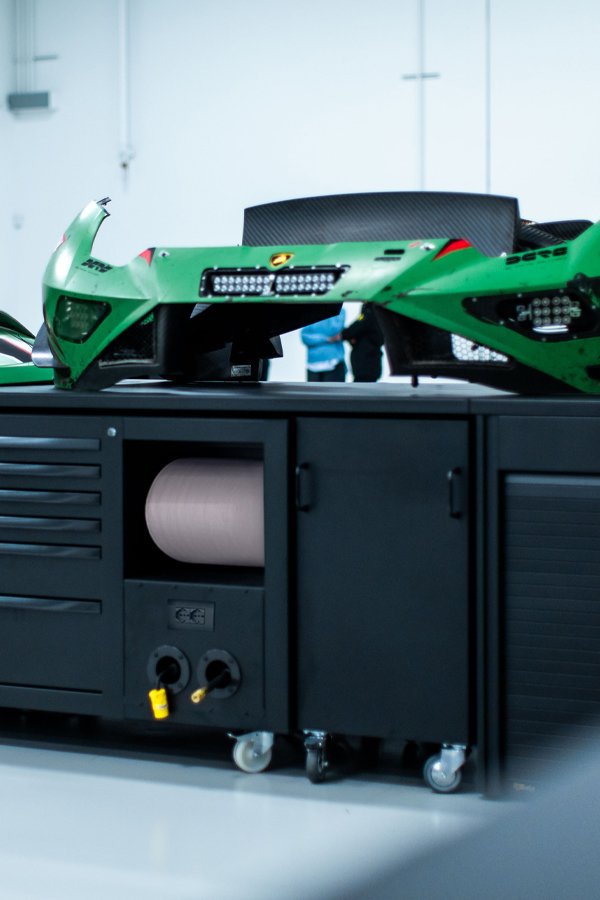Mobili da officina con armadietti portautensili 3D Beta neri in un ambiente di officina personalizzato
