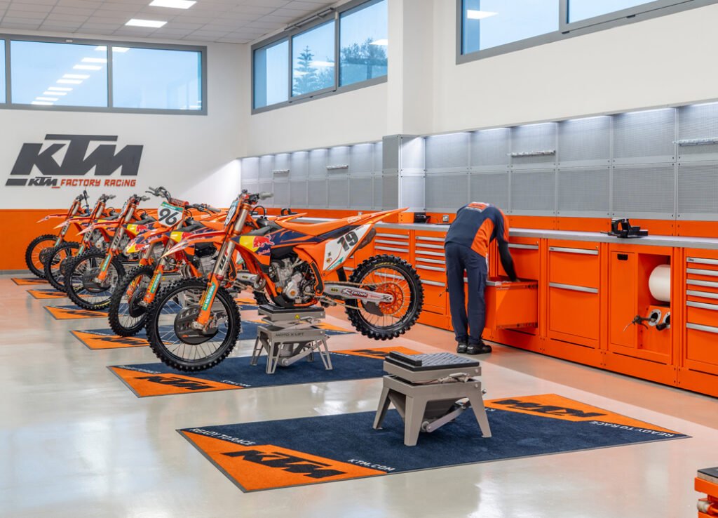 Workshop furniture from 3D Beta seen in the KTM De Carli Racing workspace with organized tool cabinets