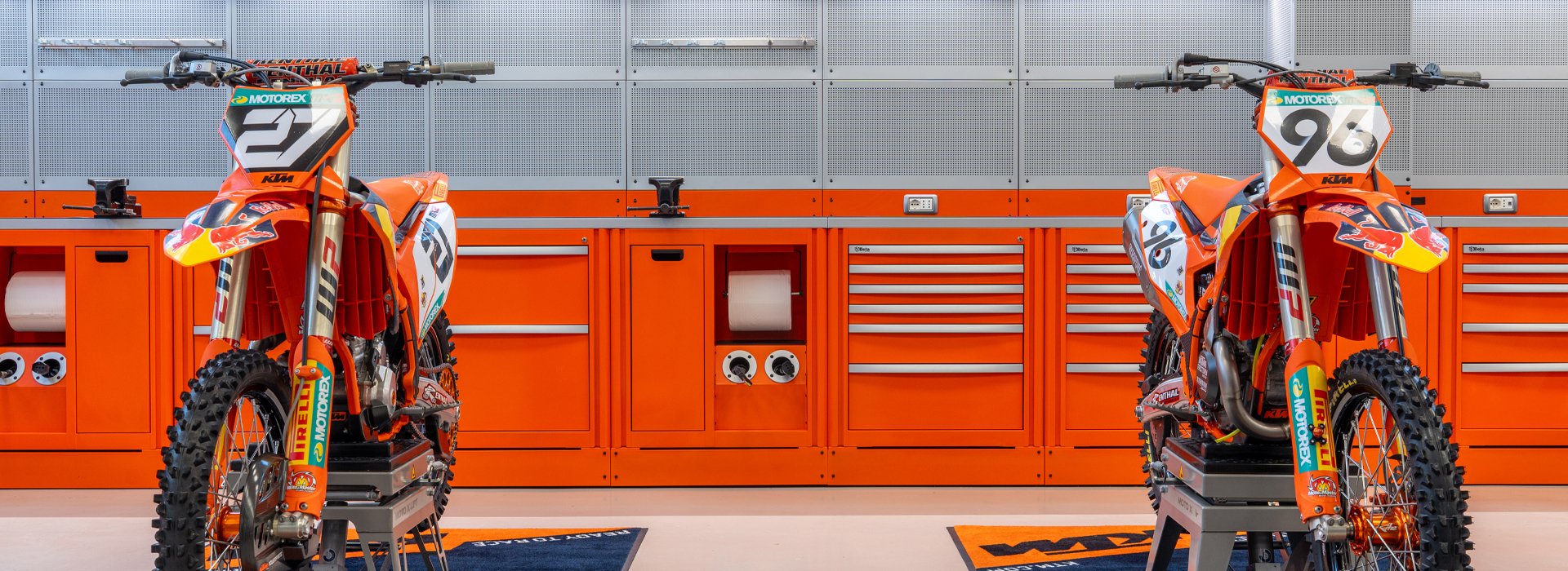 I mobili da officina e gli armadi da officina di 3D Beta sono organizzati nell'Officina moto KTM De Carli Racing