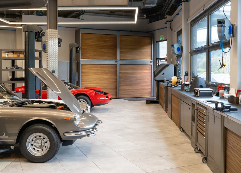 Mobili per officina e armadietti per officina personalizzati, compresi i magazzini per attrezzi con grandi finestre di 3D Beta