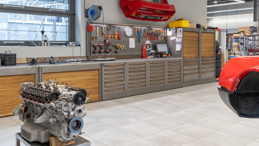 Mobili da officina mobili da officina personalizzati e armadi Beta 3D organizzati lungo le pareti e gli spazi di lavoro