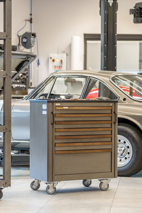 Mobili da officina, tra cui una cassettiera per attrezzi su ruote davanti ad armadietti adatti a mobili da officina su misura