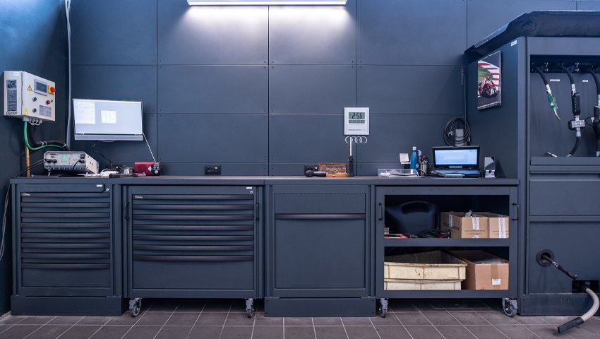Mobili da officina armadi e postazioni di lavoro personalizzati da 3D Beta in una struttura professionale Audi
