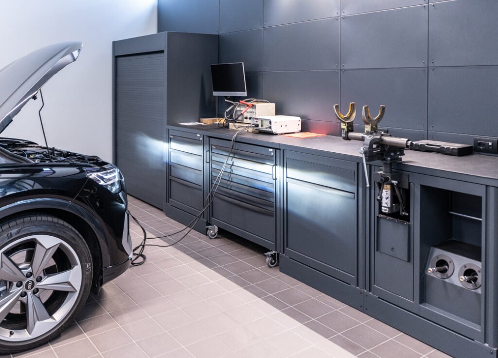 Mobili da officina e armadi da officina personalizzati, compresi gli strumenti Beta 3D e i computer sul bancone