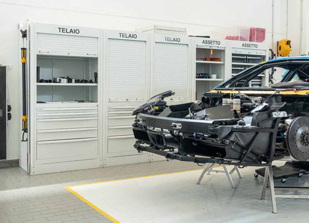Mobili da officina e armadi da officina personalizzati, comprese le unità Beta 3D visibili in un'officina professionale