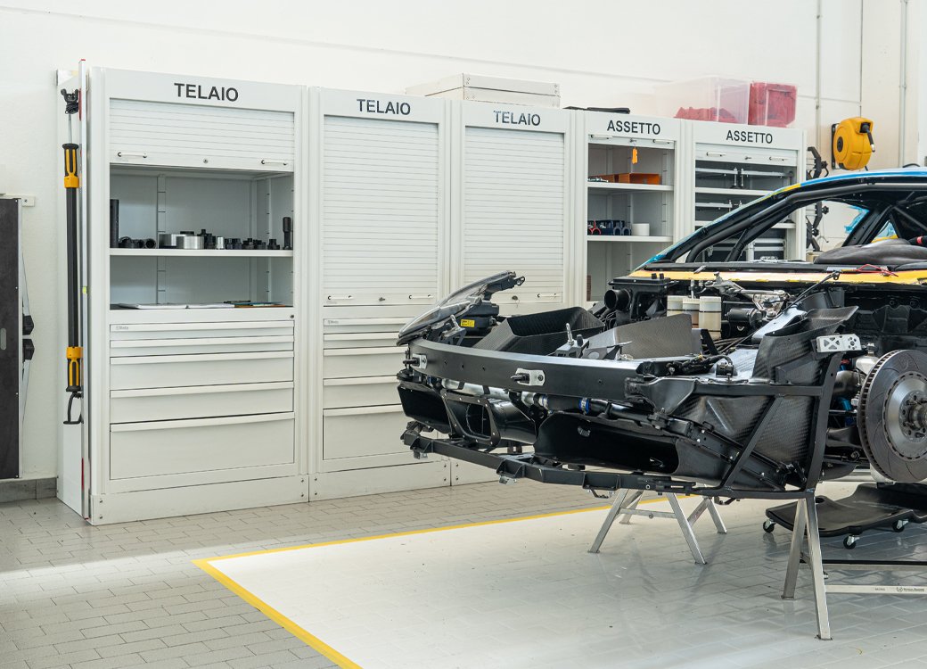 Mobili da officina e armadi da officina personalizzati, comprese le unità Beta 3D visibili in un'officina professionale