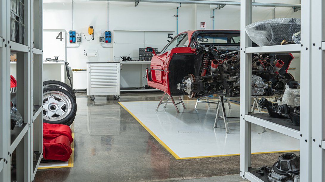 Arredamento dell'officina con scaffali e attrezzi ordinati presso l'Officina auto Michelotto Automobili
