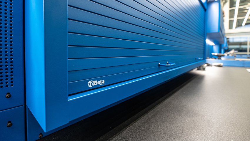 Mobili da officina Armadio di marca Beta in uno spazio di lavoro moderno, ideale per uno stoccaggio organizzato ed efficiente