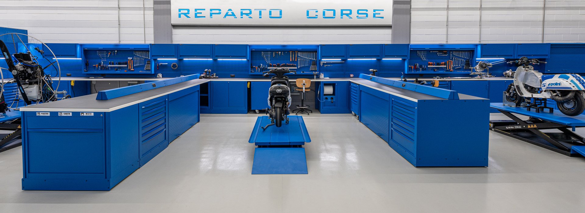 Le soluzioni di archiviazione personalizzate per l'officina di 3D Beta sono organizzate sotto il segno di Reparto Corse