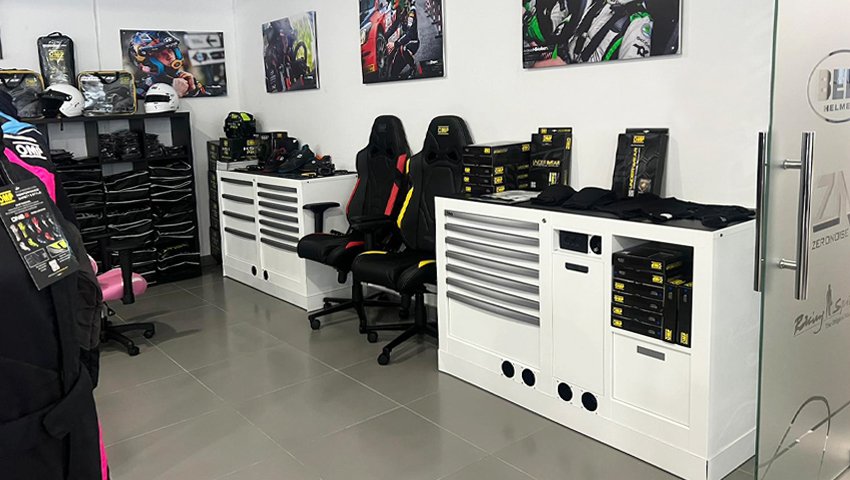 Mobili e armadietti da officina con attrezzature Beta 3D in uno showroom moderno con sedie da gioco