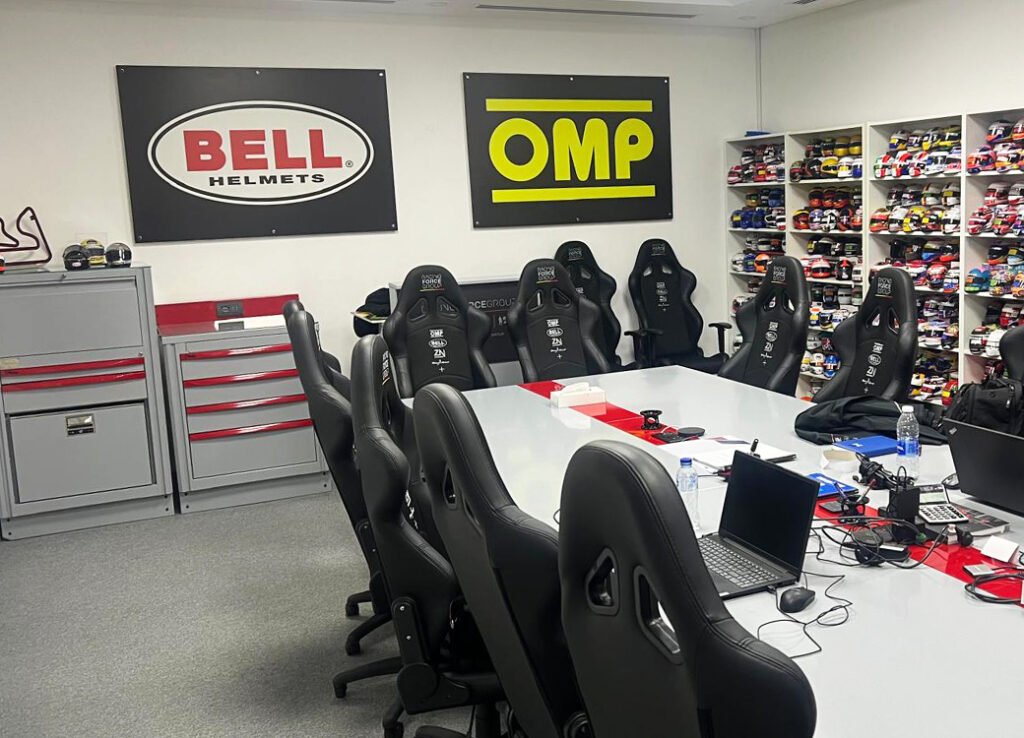 Mobili da officina, compresi armadietti e allestimenti per sale conferenze di 3D Beta per spazi professionali