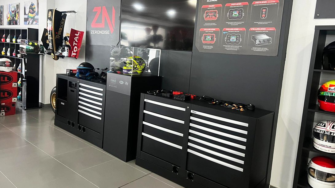Mobili da officina con armadietti per attrezzi Beta 3D e caschi Racing Force in un moderno showroom