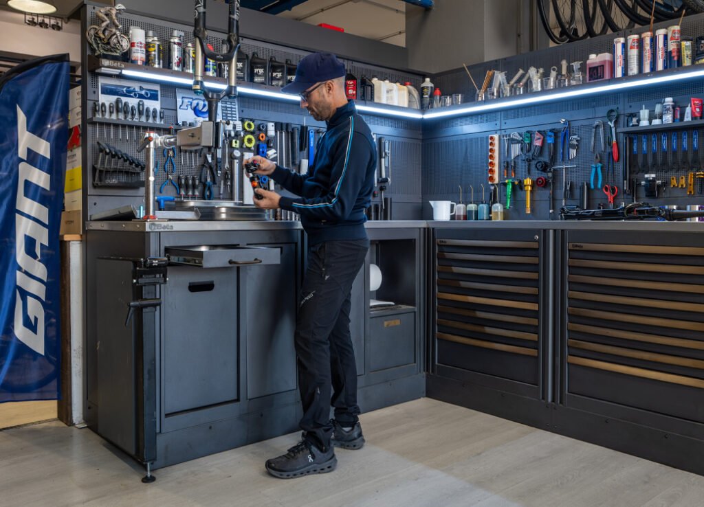 Mobili per officina 3D Beta armadi e banchi da lavoro per organizzare lo spazio di lavoro dell'officina di riparazione di biciclette
