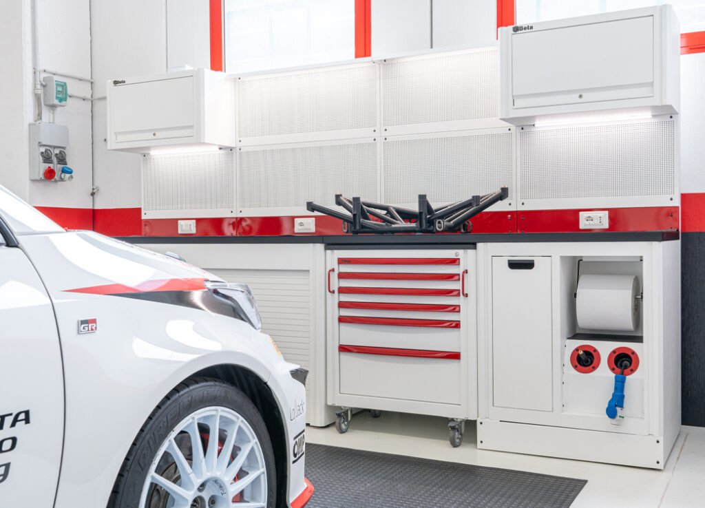 Mobili da officina con armadi e cassetti ideali per spazi organizzati da 3D Beta