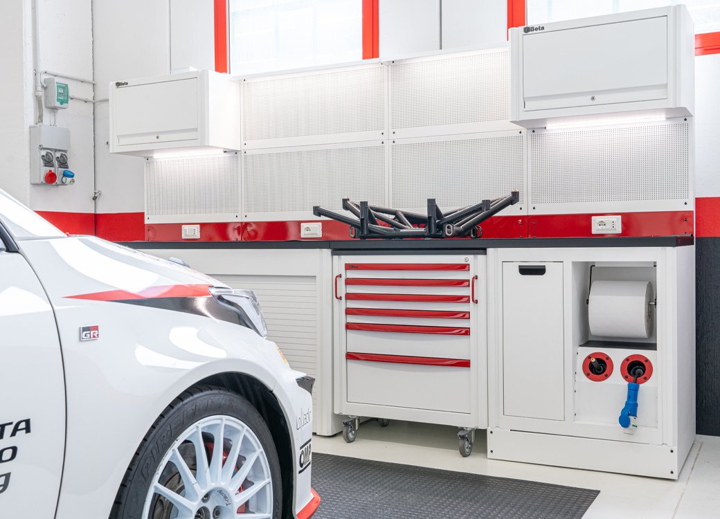 Mobili da officina con armadi e cassetti ideali per spazi organizzati da 3D Beta