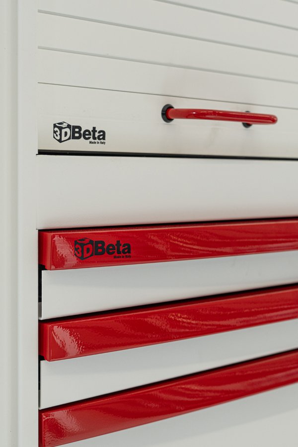 Mobili da officina Armadi da officina personalizzati con logo Beta in un'officina automobilistica professionale