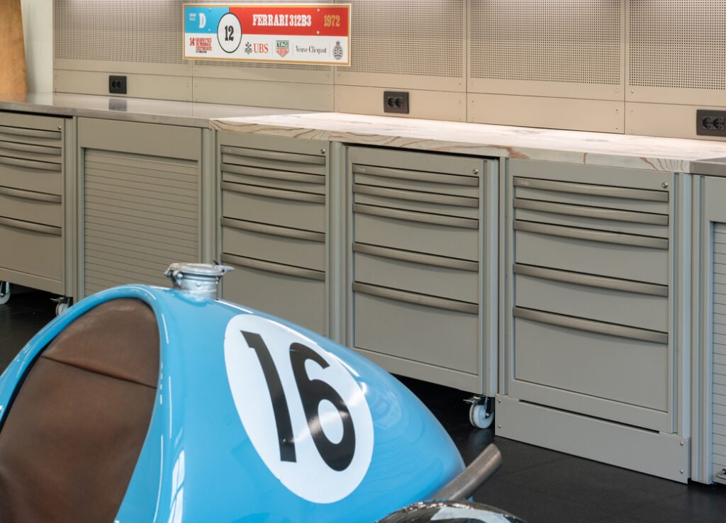 Mobili per officina con armadi per officina personalizzati in 3D Beta, progettati per le officine auto professionali