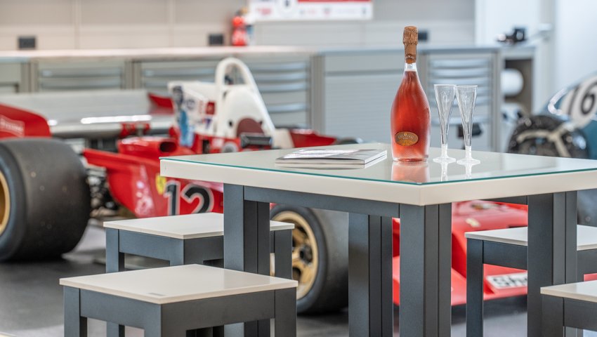 Mobili e armadi da laboratorio di 3D Beta con un moderno tavolo in vetro e champagne in una stanza elegante