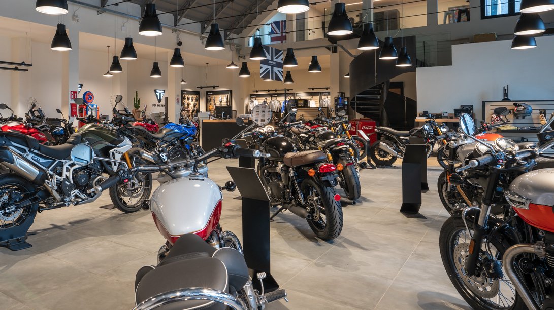 I mobili da officina di 3D Beta sono esposti in un moderno showroom con armadi da officina personalizzati e deposito attrezzi