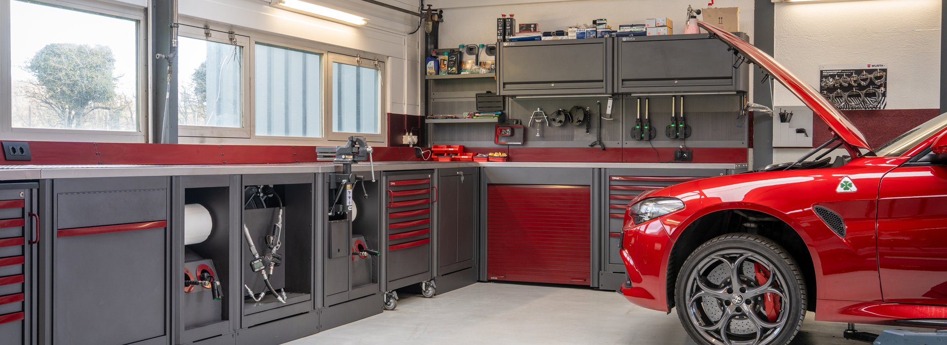 Mobili da officina di 3D Beta in un'officina organizzata in garage con armadietti per gli attrezzi e contenitori personalizzati