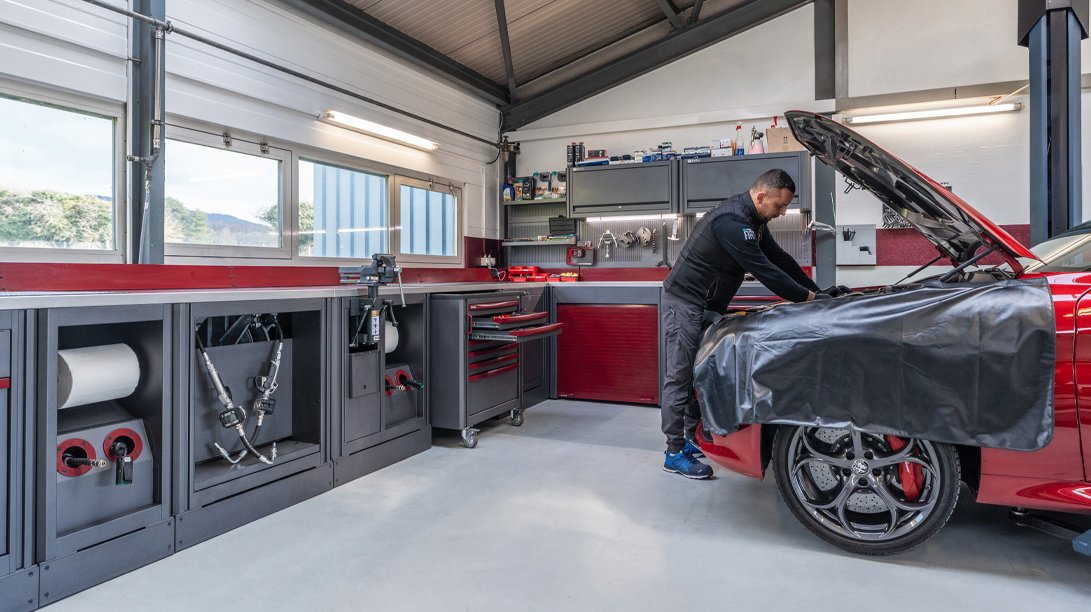 I mobili da officina e gli armadietti di 3D Beta sono visibili nell'officina di Officina auto VDS Classic