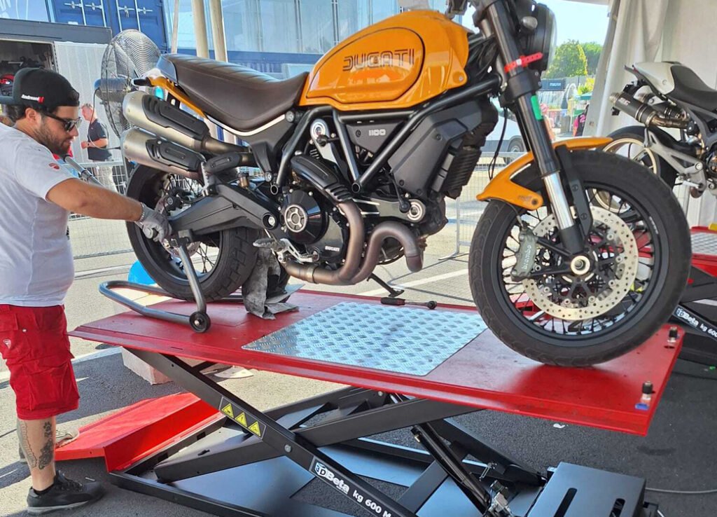 Mobili da officina di 3D Beta, tra cui robusti armadi e banchi da lavoro personalizzati, in occasione di un affollato evento all'aperto