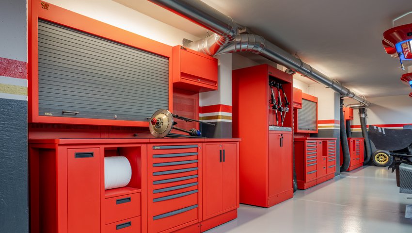 Mobili per officina Armadi per officina 3D Beta organizzano uno spazio di lavoro impeccabile in un garage professionale.
